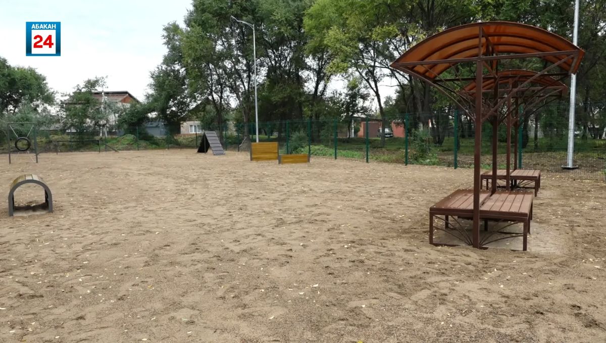 Новая площадка для выгула и дрессировки собак открылась в Комсомольском парке Новая площадка для выгула и дрессировки собак открылась в Комсомольском парке