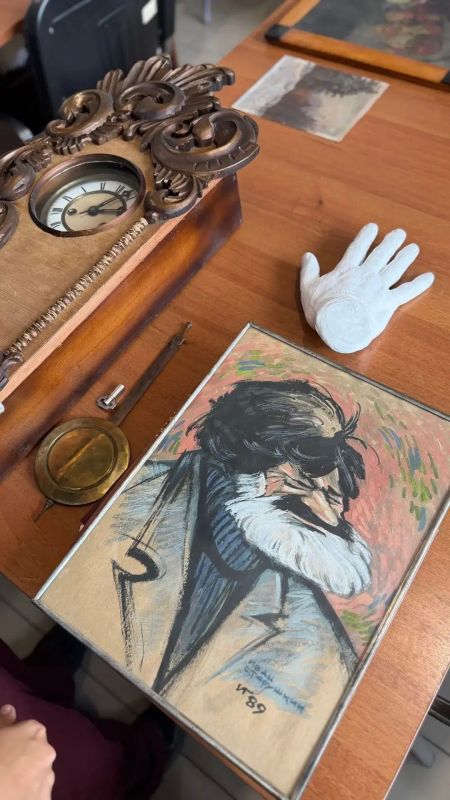 Китайская каллиграфия, посуда, полотна в стиле сибирского неомифологизма и личные вещи известных людей: уникальные экспонаты пополнили фонды краеведческого музея Хакасии Китайская каллиграфия, посуда, полотна в стиле сибирского неомифологизма и личные вещи известных людей: уникальные экспонаты пополнили фонды краеведческого музея Хакасии