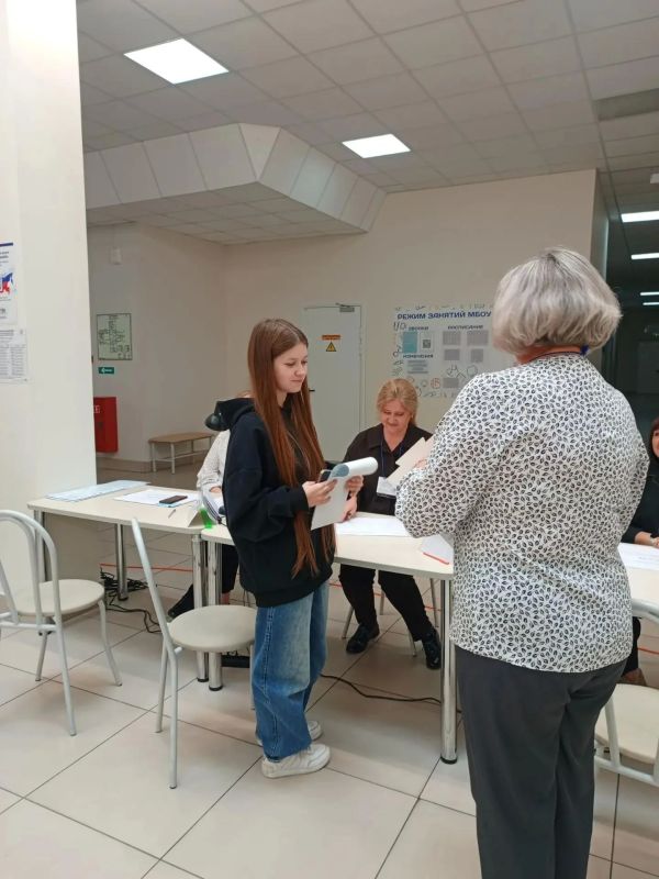 Первый раз ... нет, не в первый класс, а на свое первое голосование! Первый раз ... нет, не в первый класс, а на свое первое голосование!
