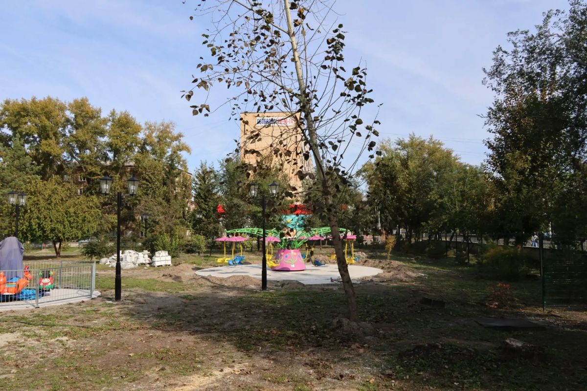 В Черногорском парке обустраивают развлекательную локацию для маленьких: здесь уже монтируются карусели, причём вписываются они в зелёную зону очень органично В Черногорском парке обустраивают развлекательную локацию для маленьких: здесь уже монтируются карусели, причём вписываются они в зелёную зону очень органично