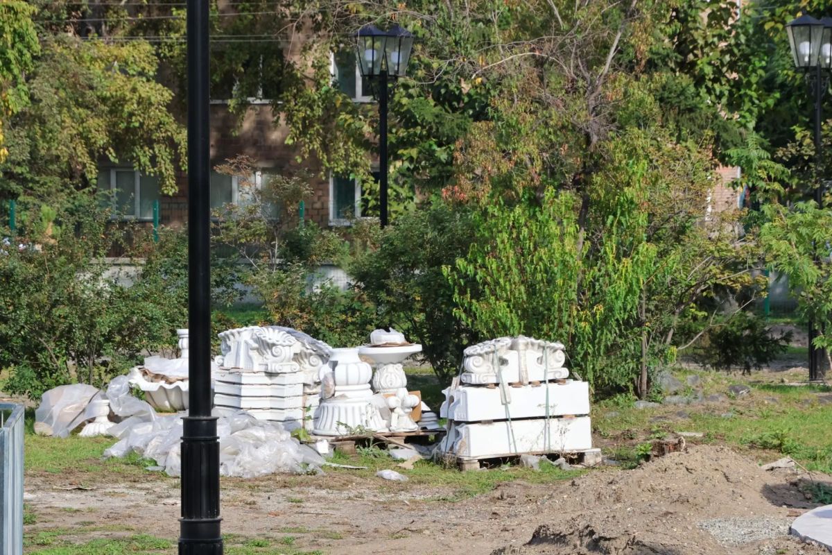 В Черногорском парке обустраивают развлекательную локацию для маленьких: здесь уже монтируются карусели, причём вписываются они в зелёную зону очень органично В Черногорском парке обустраивают развлекательную локацию для маленьких: здесь уже монтируются карусели, причём вписываются они в зелёную зону очень органично