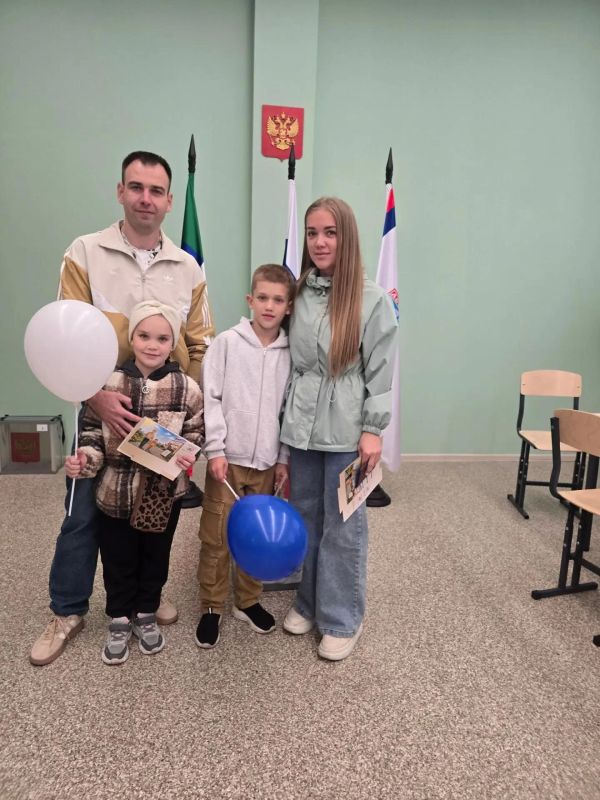 7 + Я, получается семья.. В этом слове любовь и забота, поддержка и понимание, уверенность в будущем и надежный "причал" в житейской суете 7 + Я, получается семья.. В этом слове любовь и забота, поддержка и понимание, уверенность в будущем и надежный "причал" в житейской суете