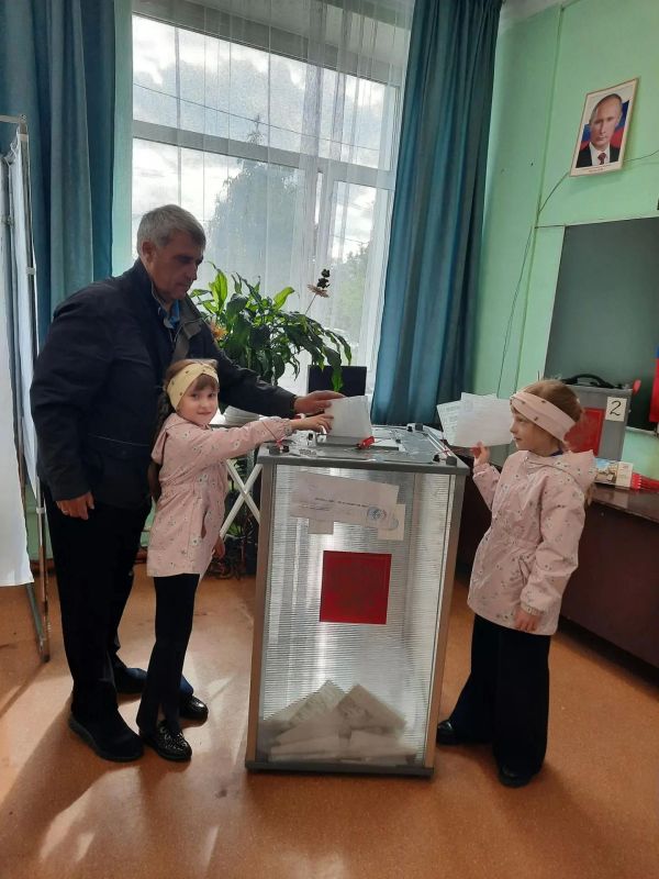 7 + Я, получается семья.. В этом слове любовь и забота, поддержка и понимание, уверенность в будущем и надежный "причал" в житейской суете 7 + Я, получается семья.. В этом слове любовь и забота, поддержка и понимание, уверенность в будущем и надежный "причал" в житейской суете