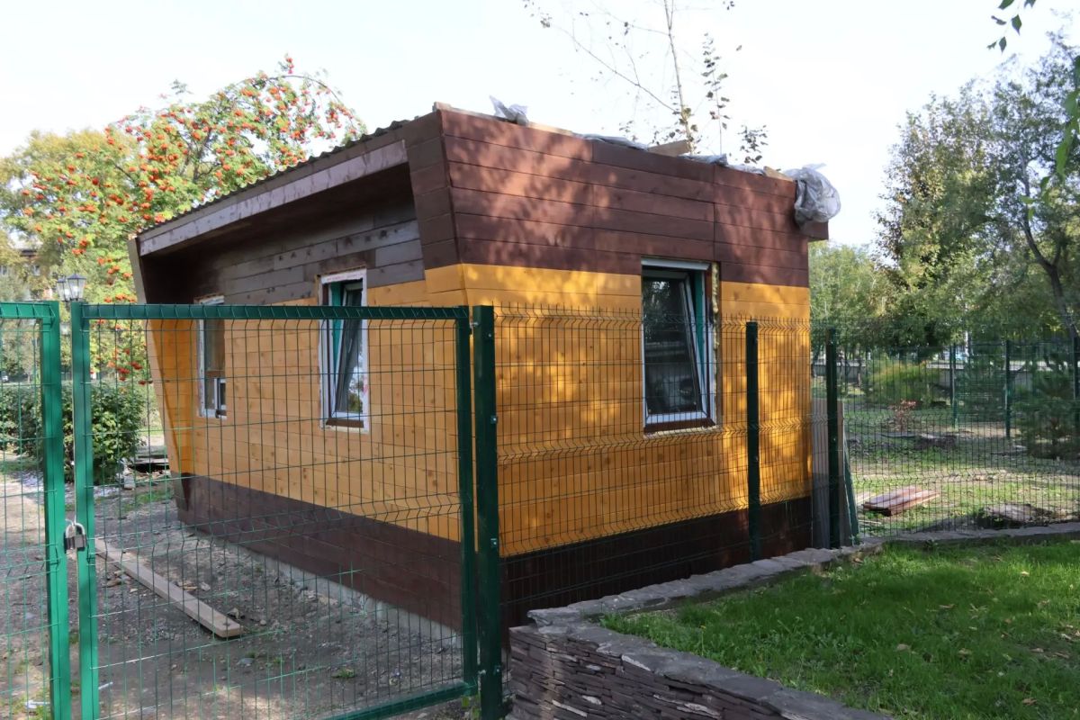 В Черногорском парке обустраивают развлекательную локацию для маленьких: здесь уже монтируются карусели, причём вписываются они в зелёную зону очень органично В Черногорском парке обустраивают развлекательную локацию для маленьких: здесь уже монтируются карусели, причём вписываются они в зелёную зону очень органично