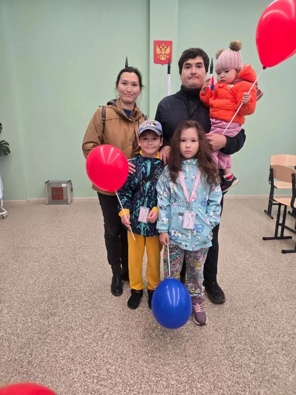 7 + Я, получается семья.. В этом слове любовь и забота, поддержка и понимание, уверенность в будущем и надежный "причал" в житейской суете 7 + Я, получается семья.. В этом слове любовь и забота, поддержка и понимание, уверенность в будущем и надежный "причал" в житейской суете