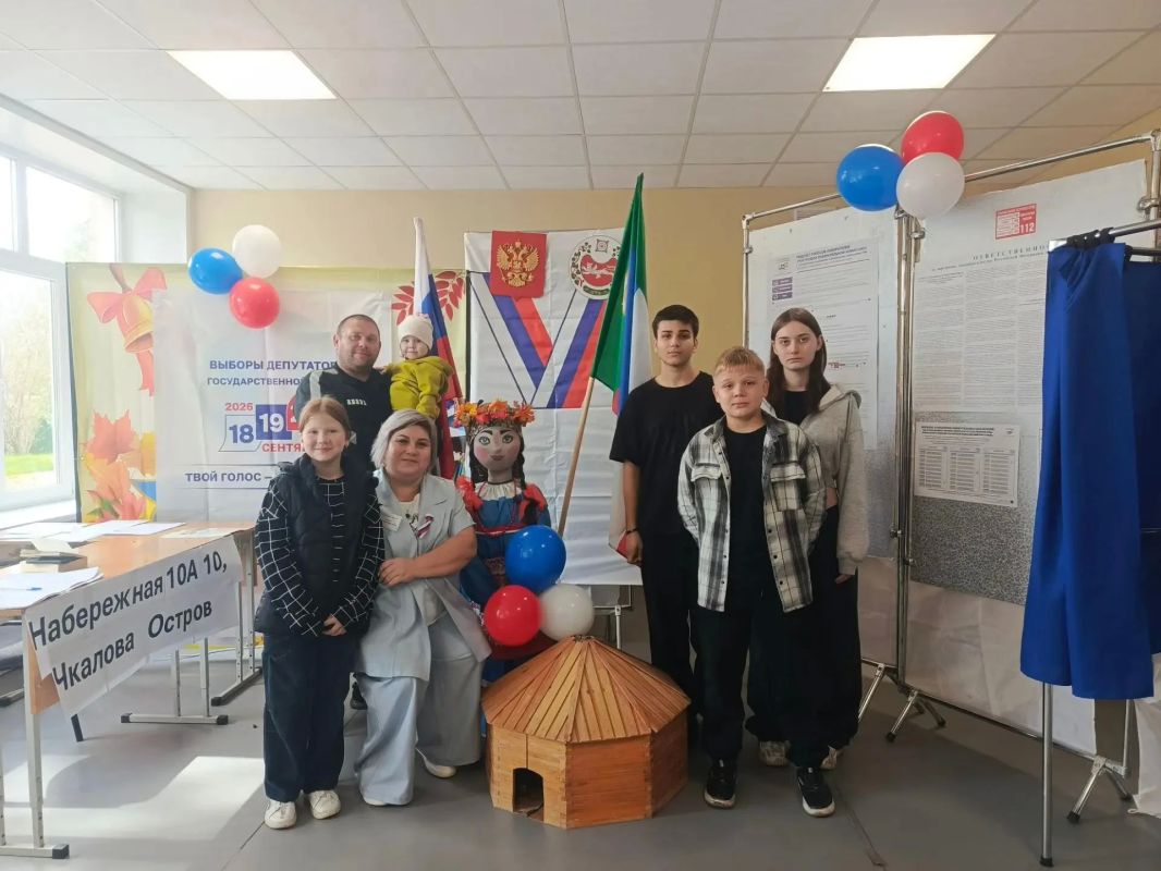 7 + Я, получается семья.. В этом слове любовь и забота, поддержка и понимание, уверенность в будущем и надежный "причал" в житейской суете 7 + Я, получается семья.. В этом слове любовь и забота, поддержка и понимание, уверенность в будущем и надежный "причал" в житейской суете