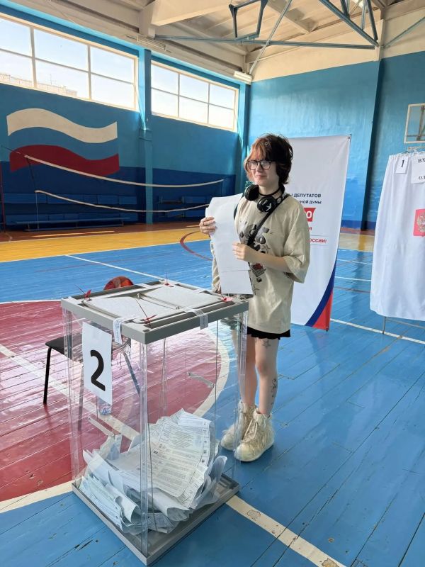 - Будь со страной!. - Буду! - Будь со страной!. - Буду!