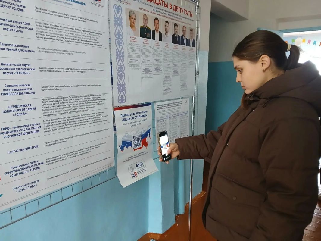 - Будь со страной!. - Буду! - Будь со страной!. - Буду!