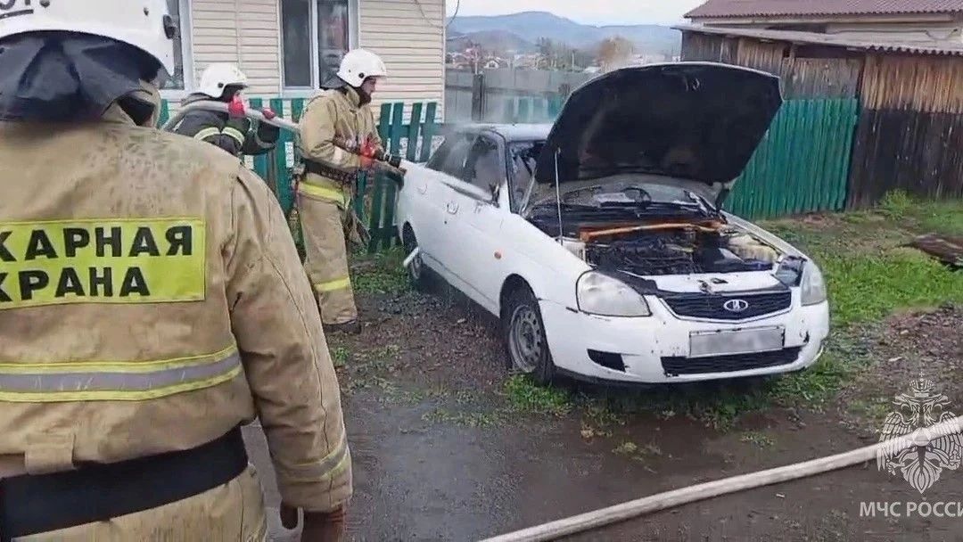 Автобус, погрузчик, автомобиль и жилой дом горели в Хакасии в минувшие выходные