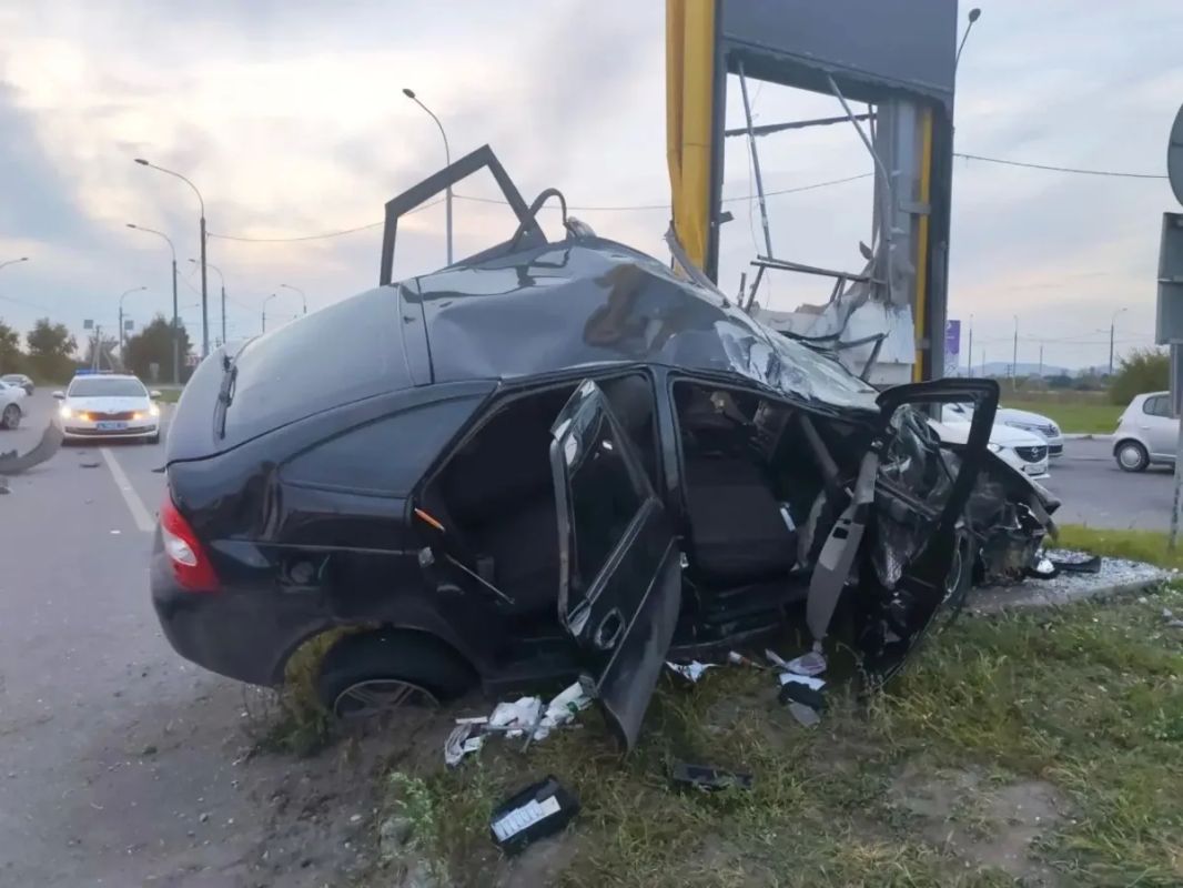 Подробности ДТП, в котором Приора влетела в табло цен автозаправки на Калининском кольце Подробности ДТП, в котором Приора влетела в табло цен автозаправки на Калининском кольце