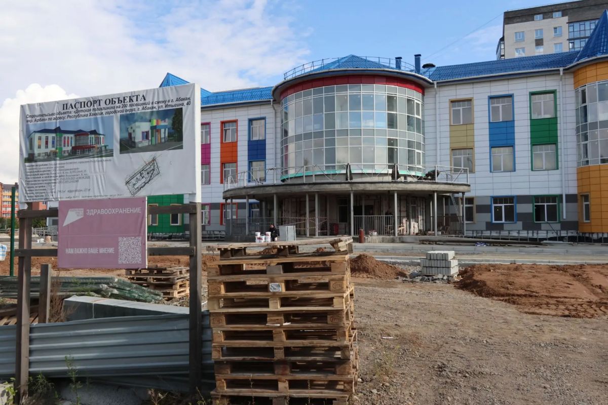 Для благоустройства возле будущей детской поликлиники в Арбане понадобились оперативные решения Для благоустройства возле будущей детской поликлиники в Арбане понадобились оперативные решения