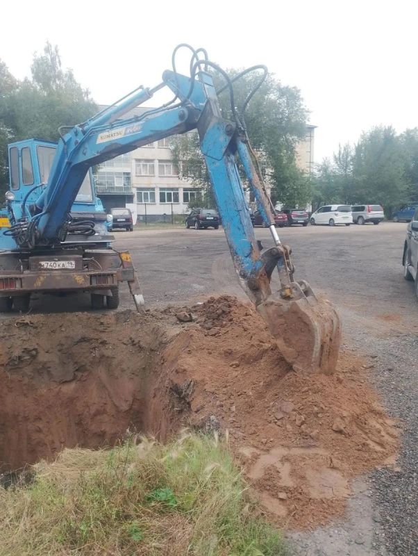 Помните, мы рассказывали про огромную лужу на Пушкина, которую дети годами преодолевают по пути в Гимназию в Черногорске? Родители школьников писали нам, что еще сами через эту лужу пробирались Помните, мы рассказывали про огромную лужу на Пушкина, которую дети годами преодолевают по пути в Гимназию в Черногорске? Родители школьников писали нам, что еще сами через эту лужу пробирались