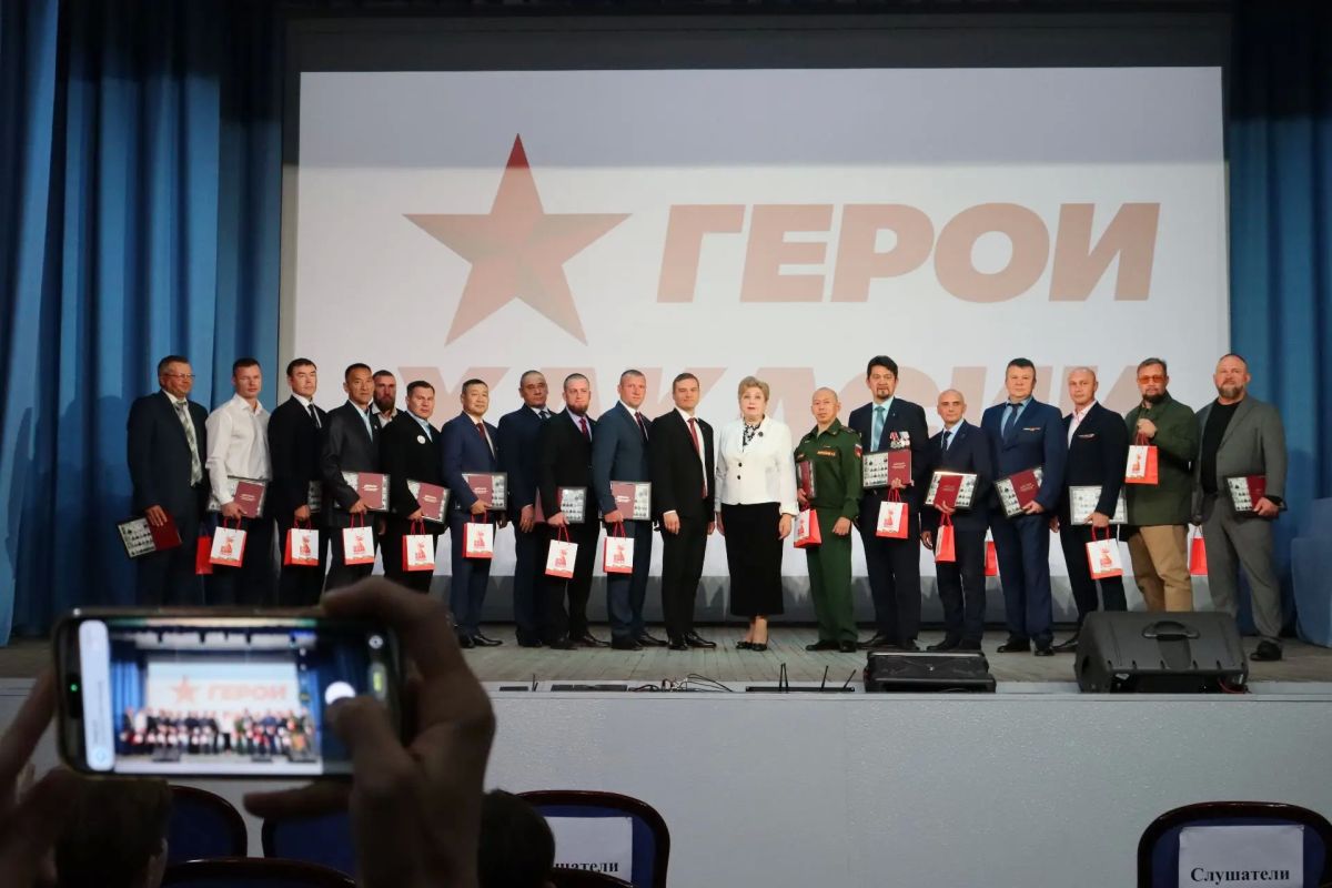 Участникам кадрового проекта «Герои Хакасии» вручили дипломы о профессиональной переподготовке Участникам кадрового проекта «Герои Хакасии» вручили дипломы о профессиональной переподготовке