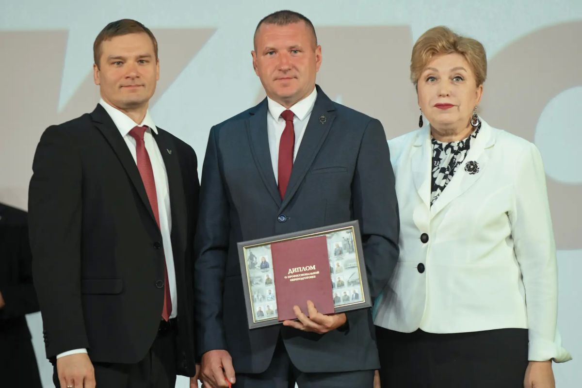 В республике вручили дипломы участникам кадрового проекта «Герои Хакасии» В республике вручили дипломы участникам кадрового проекта «Герои Хакасии»
