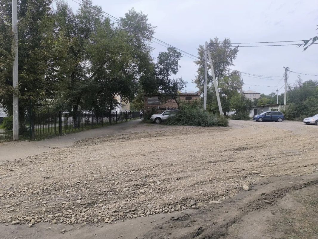 Помните, мы рассказывали про огромную лужу на Пушкина, которую дети годами преодолевают по пути в Гимназию в Черногорске? Родители школьников писали нам, что еще сами через эту лужу пробирались Помните, мы рассказывали про огромную лужу на Пушкина, которую дети годами преодолевают по пути в Гимназию в Черногорске? Родители школьников писали нам, что еще сами через эту лужу пробирались