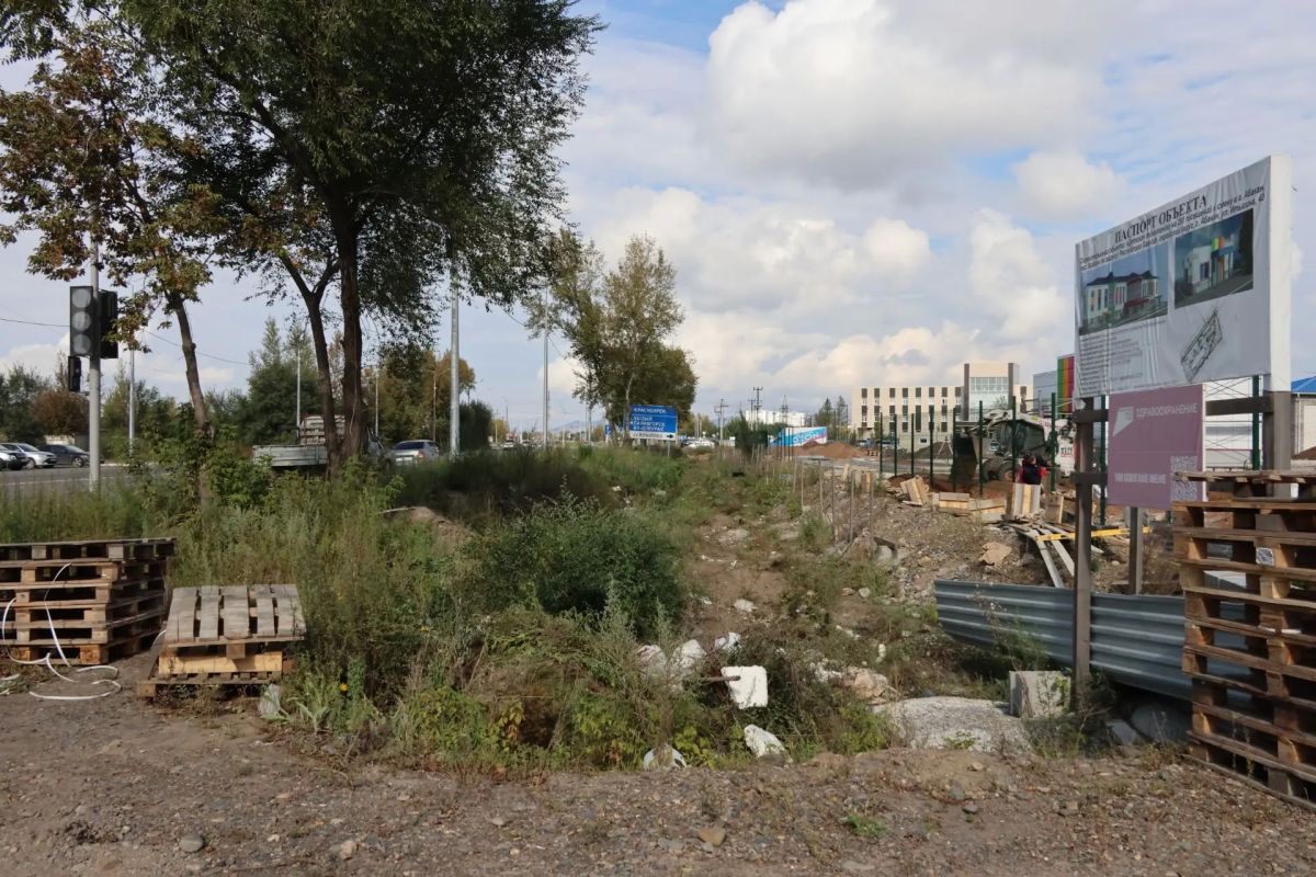 Для благоустройства возле будущей детской поликлиники в Арбане понадобились оперативные решения Для благоустройства возле будущей детской поликлиники в Арбане понадобились оперативные решения