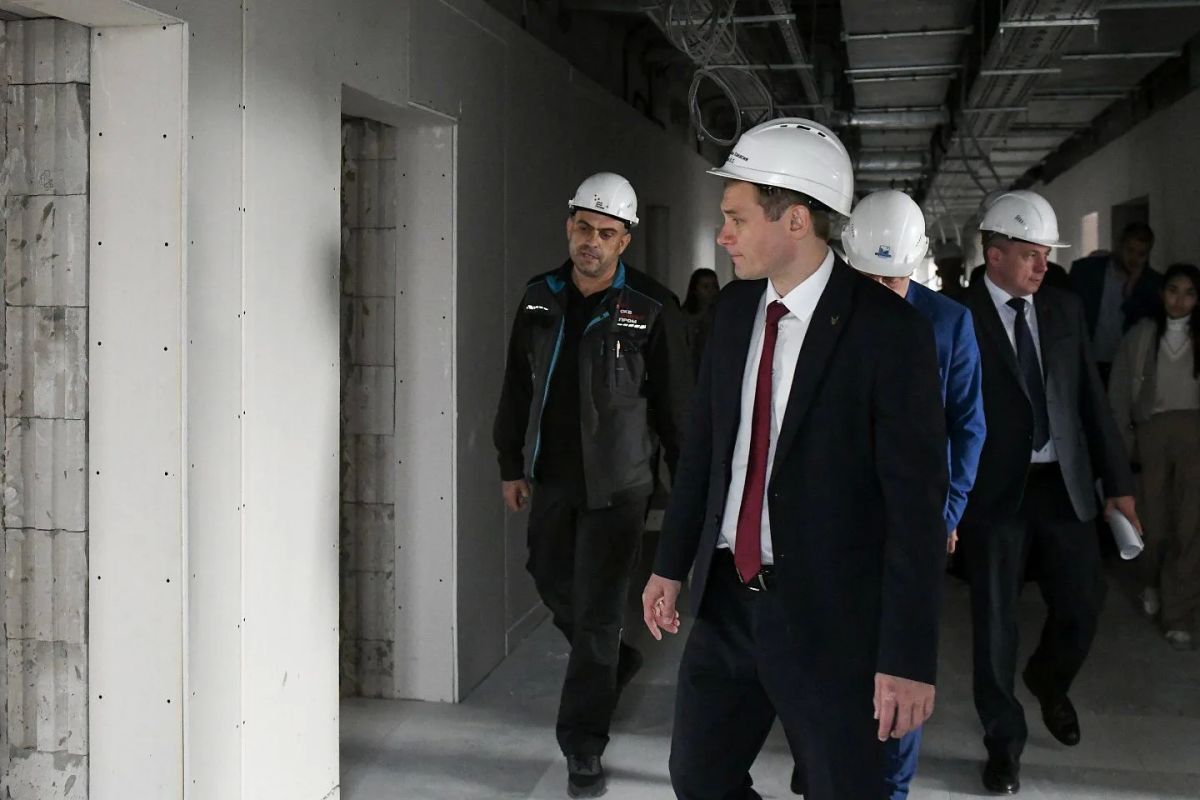 Валентин Коновалов осмотрел ход строительства детской поликлиники в Черногорске Валентин Коновалов осмотрел ход строительства детской поликлиники в Черногорске