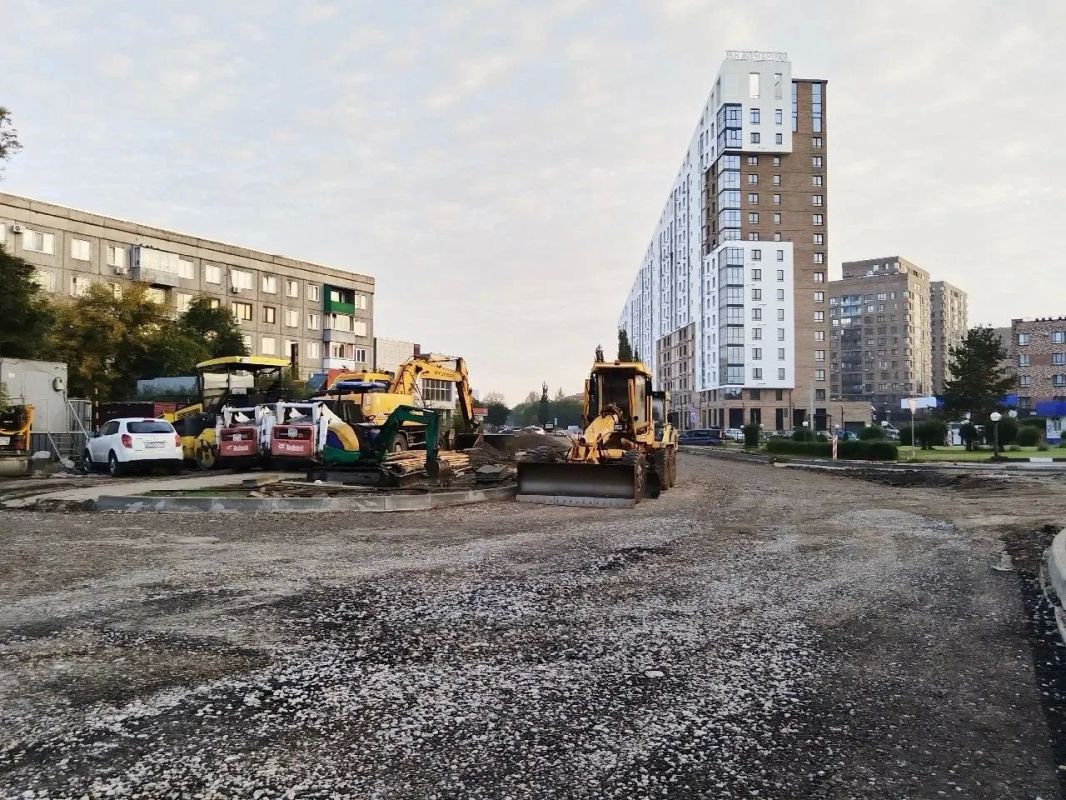 Нижний слой дорожного полотна уложили бригады на Комарова в Абакане Нижний слой дорожного полотна уложили бригады на Комарова в Абакане
