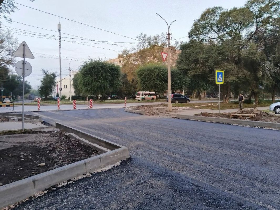 Продолжается капремонт улицы Комарова в границах проспекта Дружбы Народов – улицы Торговая протяжённостью 900 метров Продолжается капремонт улицы Комарова в границах проспекта Дружбы Народов – улицы Торговая протяжённостью 900 метров