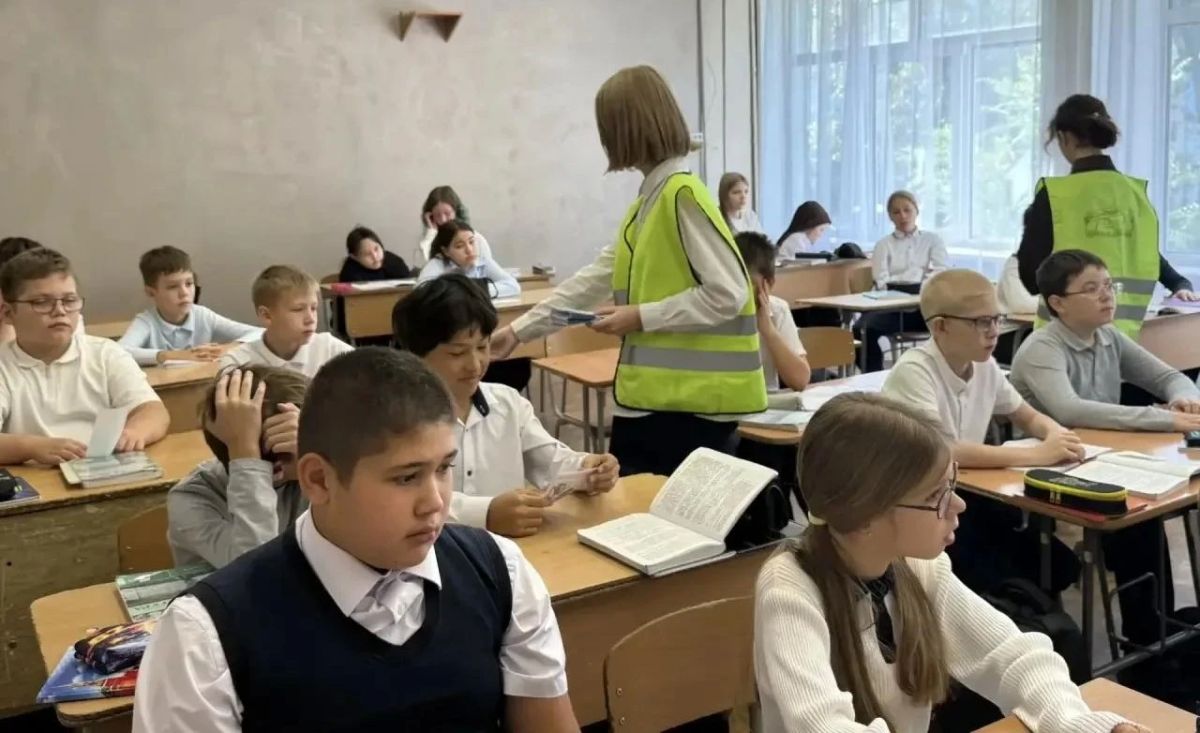 В Абакане полицейские совместно с юными инспекторами движения проводят уроки безопасности для школьников В Абакане полицейские совместно с юными инспекторами движения проводят уроки безопасности для школьников