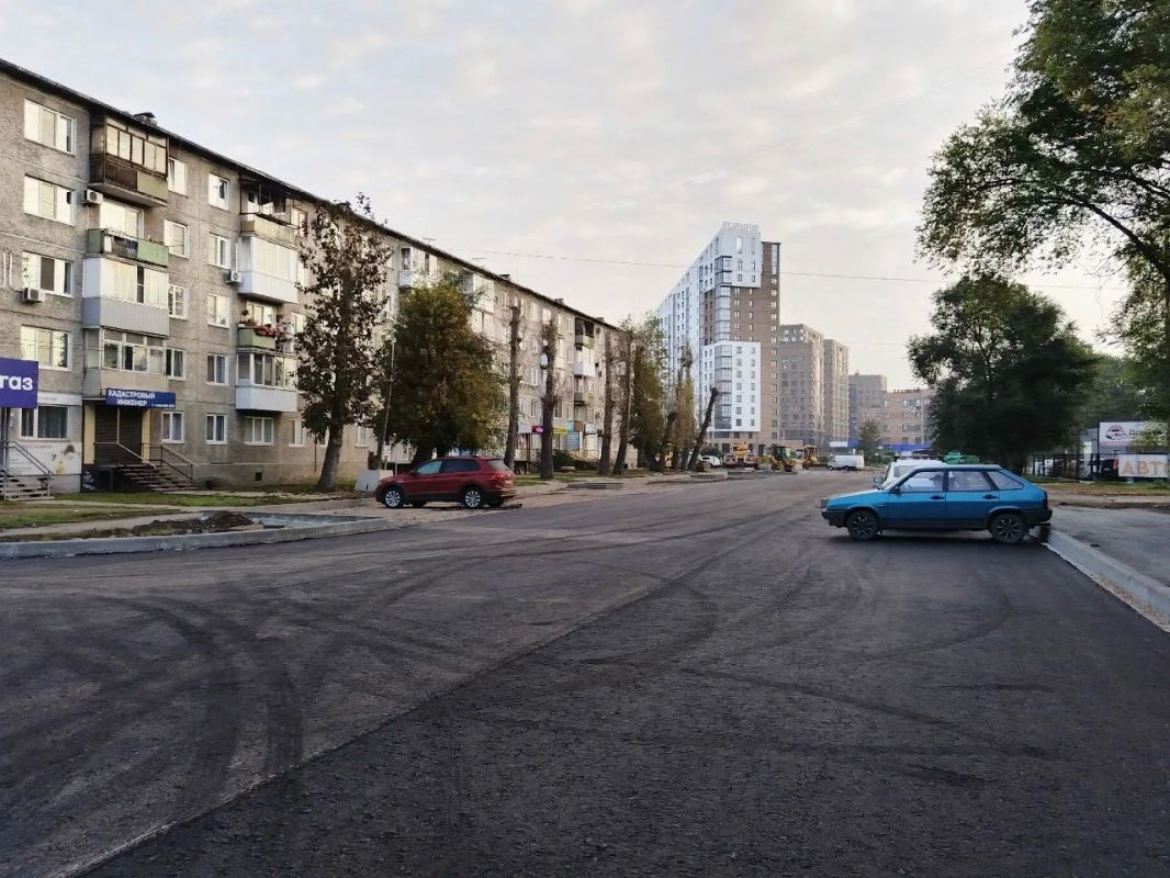 Продолжается капремонт улицы Комарова в границах проспекта Дружбы Народов – улицы Торговая протяжённостью 900 метров Продолжается капремонт улицы Комарова в границах проспекта Дружбы Народов – улицы Торговая протяжённостью 900 метров