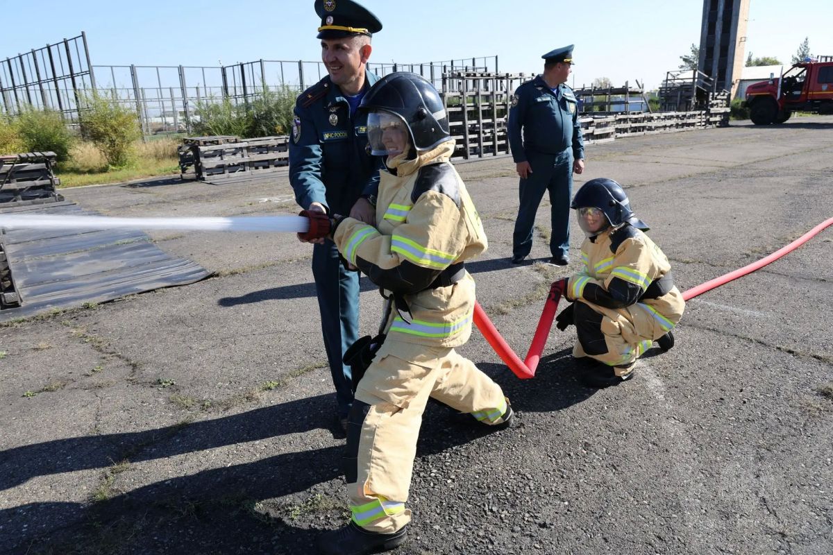 Журналисты и блогеры примерили на себя профессию пожарного Журналисты и блогеры примерили на себя профессию пожарного