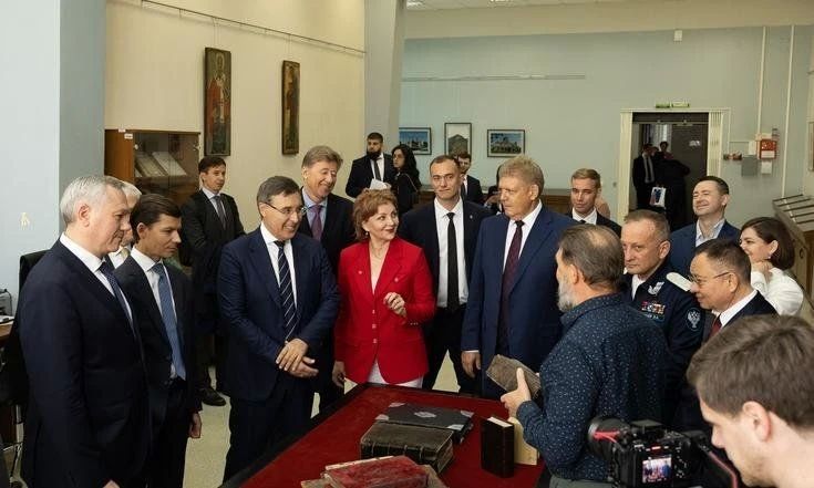 Полпред президента и федеральные министры посетили крупнейшее книгохранилище в Новосибирске