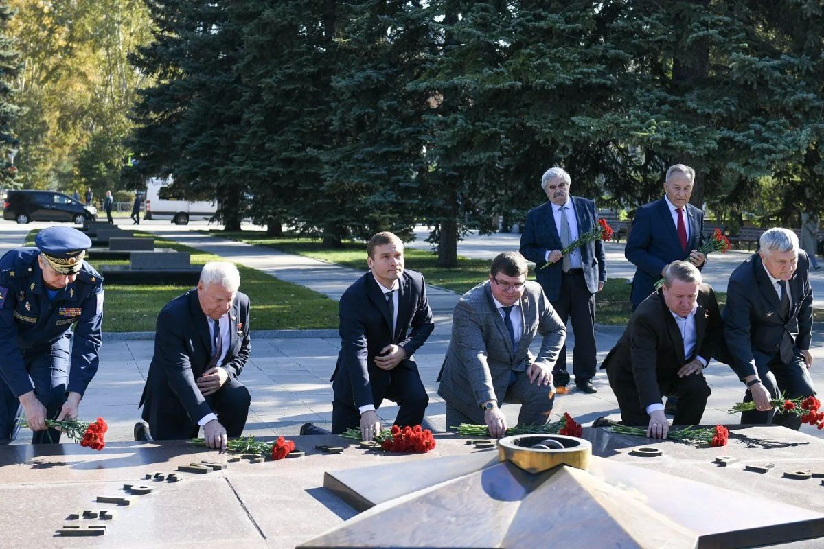 Делегация из Москвы и глава Хакасии возложили цветы к мемориалу воинской славы в Абакане Делегация из Москвы и глава Хакасии возложили цветы к мемориалу воинской славы в Абакане