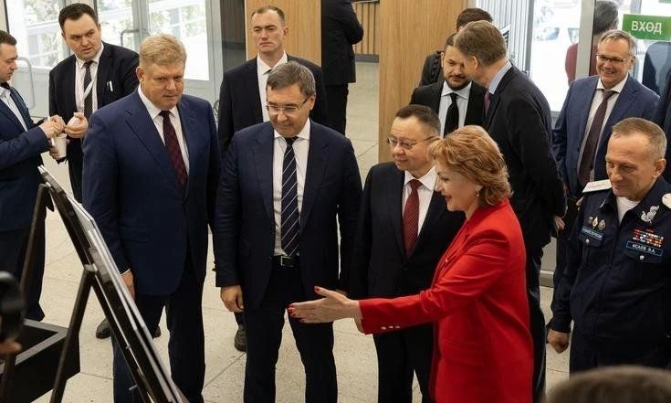 Полпред президента и федеральные министры посетили крупнейшее книгохранилище в Новосибирске Полпред президента и федеральные министры посетили крупнейшее книгохранилище в Новосибирске