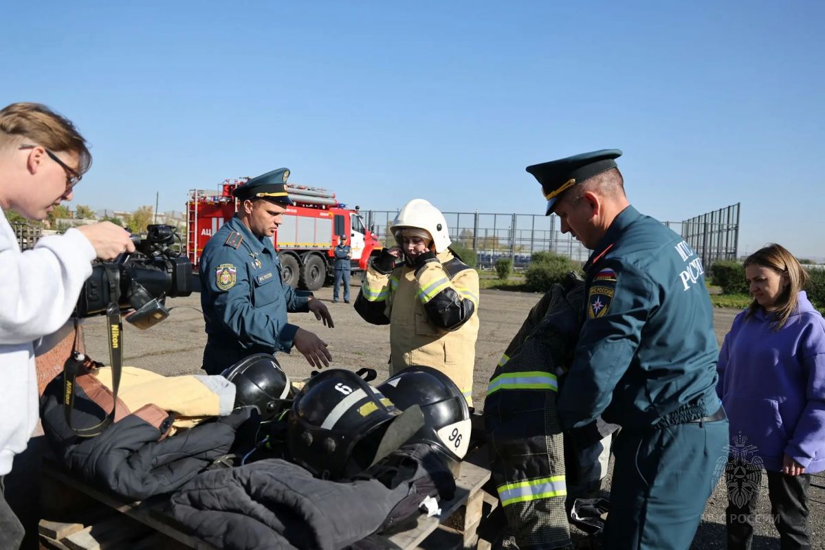 Журналисты и блогеры примерили на себя профессию пожарного Журналисты и блогеры примерили на себя профессию пожарного