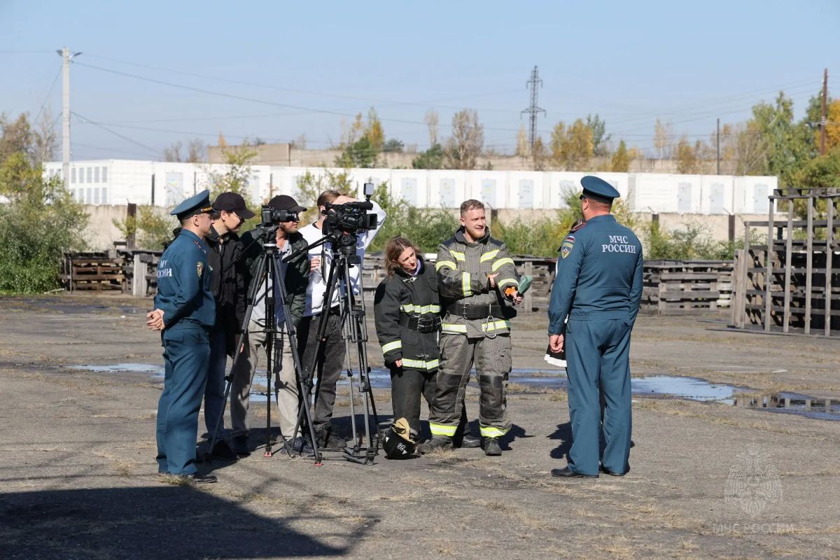 Журналисты и блогеры примерили на себя профессию пожарного Журналисты и блогеры примерили на себя профессию пожарного