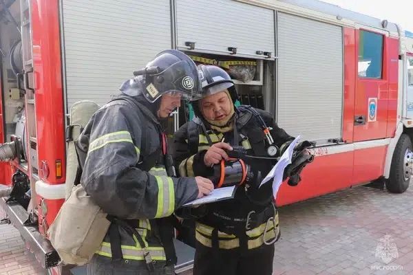 Абаканские пожарные провели учения в школе № 33 Абаканские пожарные провели учения в школе № 33