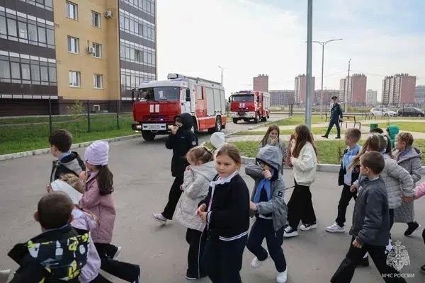 В Абаканской школе № 33 прошли пожарные учения В Абаканской школе № 33 прошли пожарные учения
