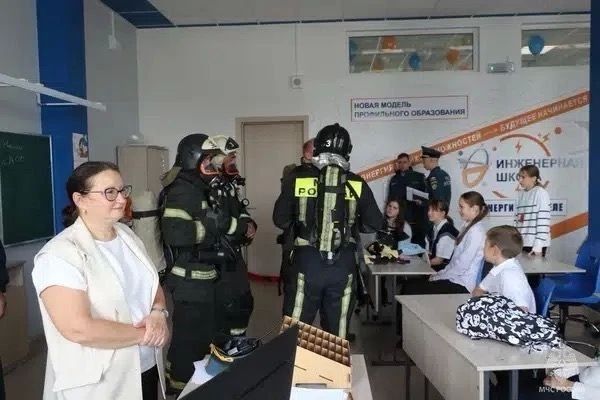 В Абаканской школе № 33 прошли пожарные учения В Абаканской школе № 33 прошли пожарные учения