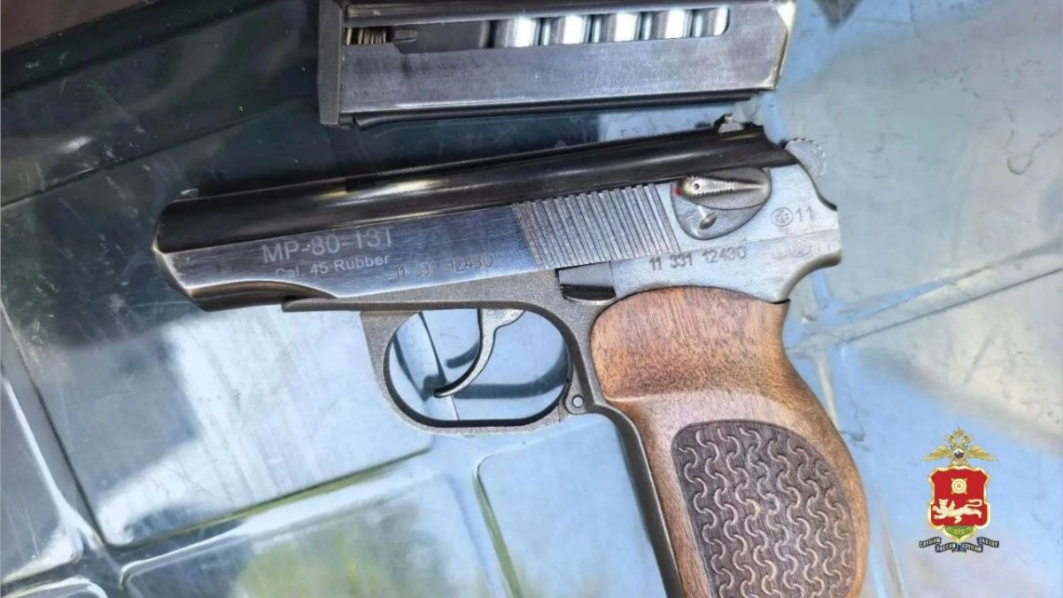 В Хакасии полицейские совместно с коллегами из регионального УФСБ и вневедомственной охраны Росгвардии задержали двоих жителей Абакана, пытавшихся пройти с оружием на массовое мероприятие В Хакасии полицейские совместно с коллегами из регионального УФСБ и вневедомственной охраны Росгвардии задержали двоих жителей Абакана, пытавшихся пройти с оружием на массовое мероприятие