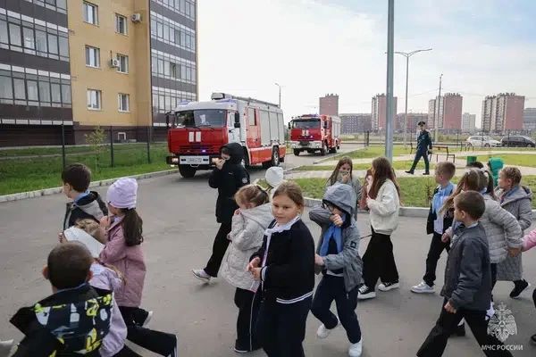 Абаканские пожарные провели учения в школе № 33 Абаканские пожарные провели учения в школе № 33
