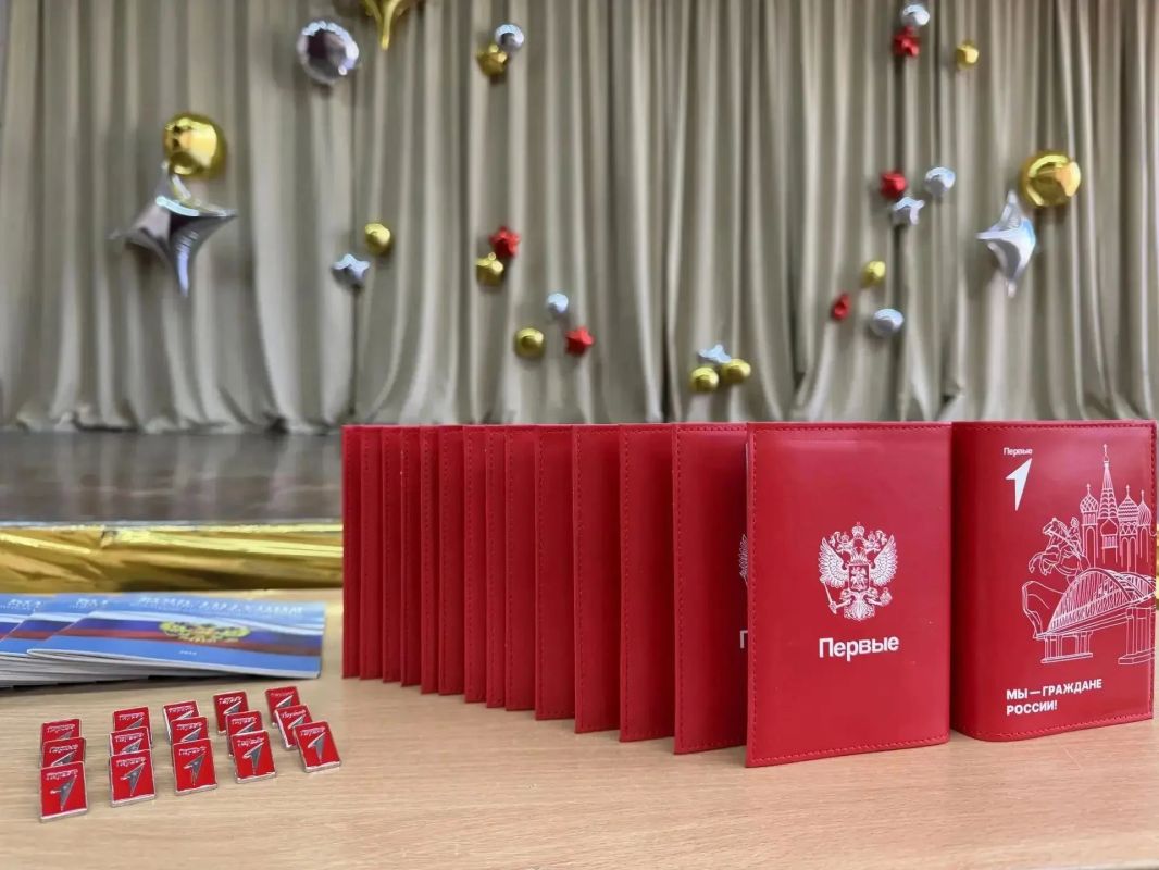 В Абакане в рамках проекта «Мы — граждане России» школьникам вручили паспорта В Абакане в рамках проекта «Мы — граждане России» школьникам вручили паспорта