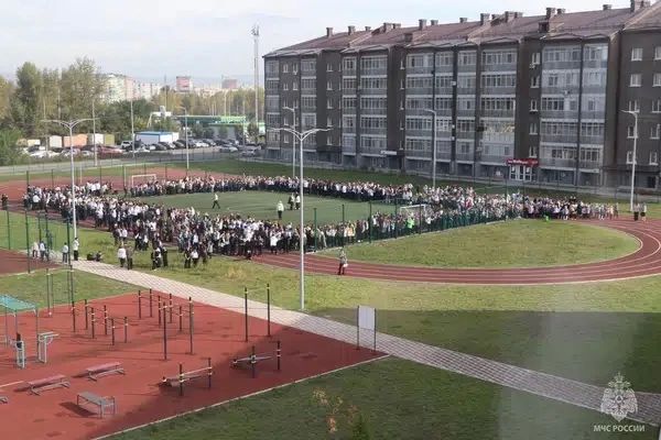 Абаканские пожарные провели учения в школе № 33 Абаканские пожарные провели учения в школе № 33