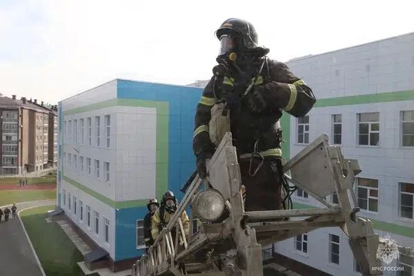 Абаканские пожарные провели учения в школе № 33 Абаканские пожарные провели учения в школе № 33
