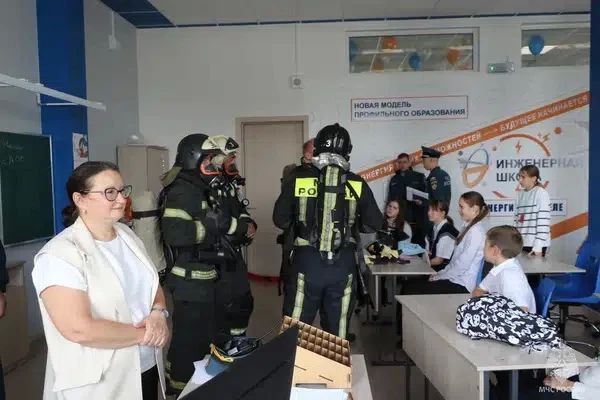Абаканские пожарные провели учения в школе № 33 Абаканские пожарные провели учения в школе № 33