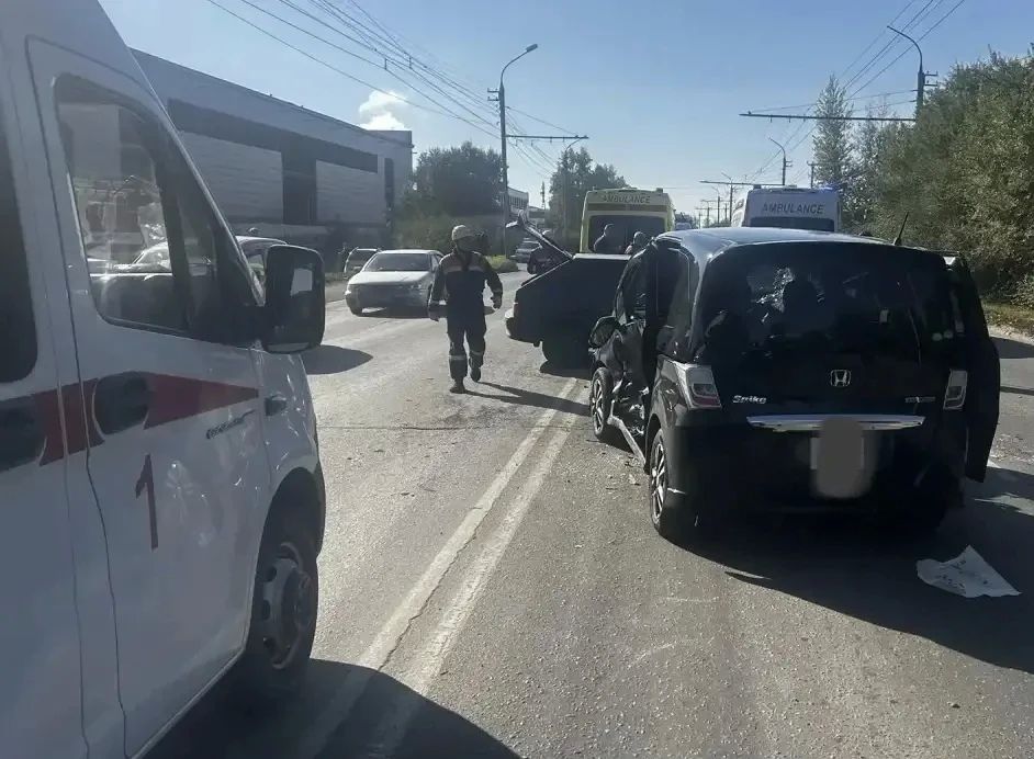 Выбраться из разбитой машины помогали спасатели пострадавшей в ДТП в Абакане Выбраться из разбитой машины помогали спасатели пострадавшей в ДТП в Абакане