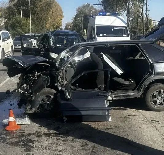 Зажатую в искореженной машине автоледи вызволяли в Абакане спасатели Зажатую в искореженной машине автоледи вызволяли в Абакане спасатели