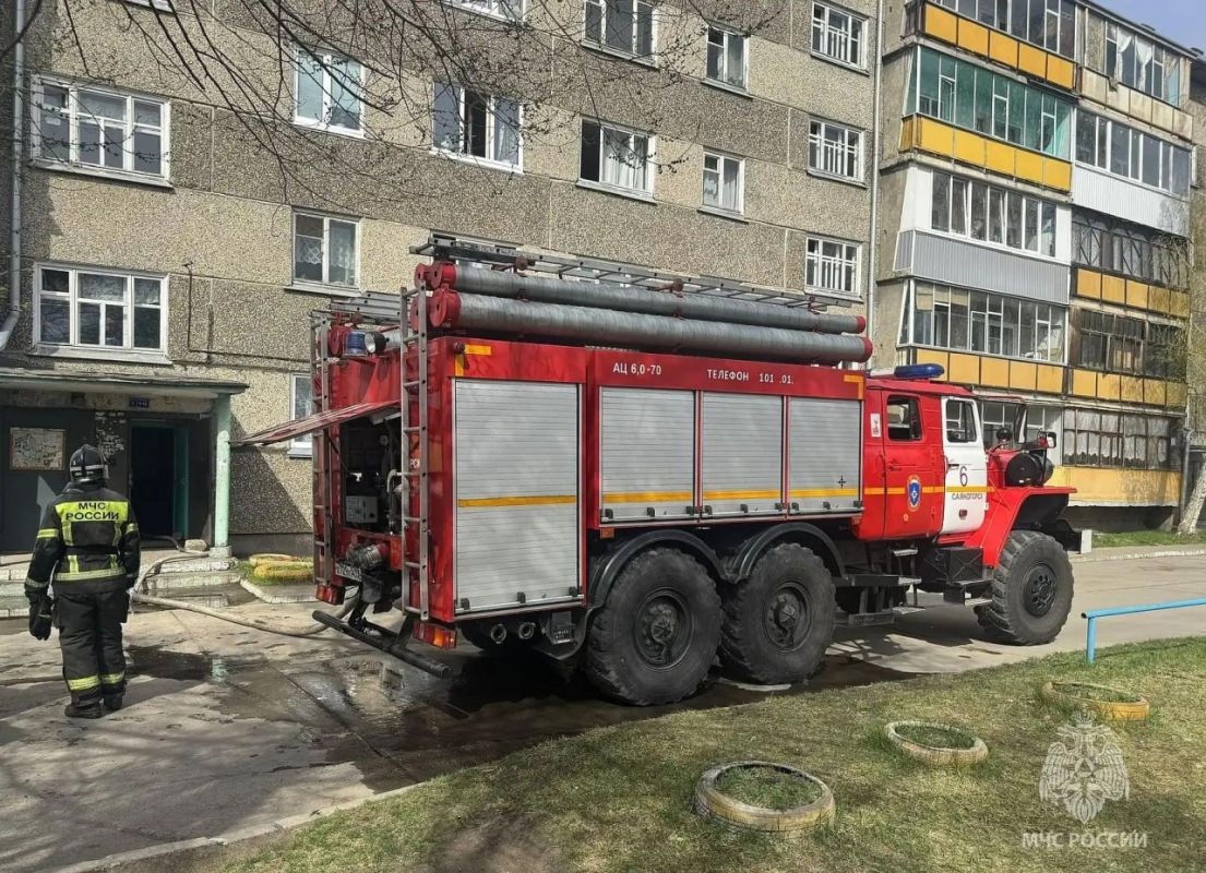 Пожарные спасли хозяйку загоревшейся квартиры в Саяногорске