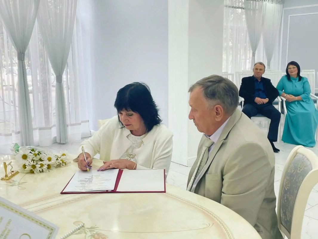 В отделе ЗАГС по Абакану чествовали «изумрудных» юбиляров В отделе ЗАГС по Абакану чествовали «изумрудных» юбиляров