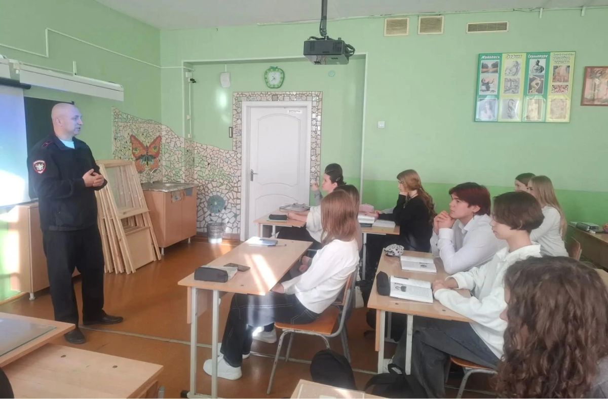 Полицейские продолжают рассказывать абаканским школьникам правила личной и цифровой безопасности Полицейские продолжают рассказывать абаканским школьникам правила личной и цифровой безопасности