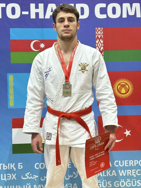 Воспитанник абаканской «Спортивной школы единоборств» Мурат Гаджиев поднялся на высшую ступень пьедестала на Первенстве мира по рукопашному бою среди спортсменов в возрасте от 18 до 23 лет