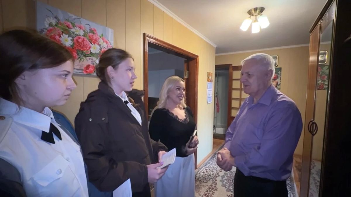 В Черногорске учащиеся полицейского класса навестили ветеранов органов внутренних дел и маму сотрудника, погибшего при исполнении В Черногорске учащиеся полицейского класса навестили ветеранов органов внутренних дел и маму сотрудника, погибшего при исполнении