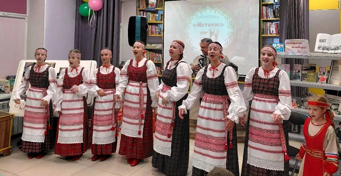 Абаканской библиотеке «Истоки» исполнилось полвека Абаканской библиотеке «Истоки» исполнилось полвека