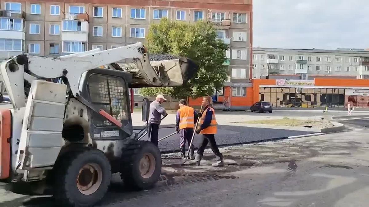 Алексей Лемин: На улице Комарова «МЖФ» начал укладку верхнего слоя на парковках. После парковок верхний слой будет уложен на въездах и затем – по проезжей части