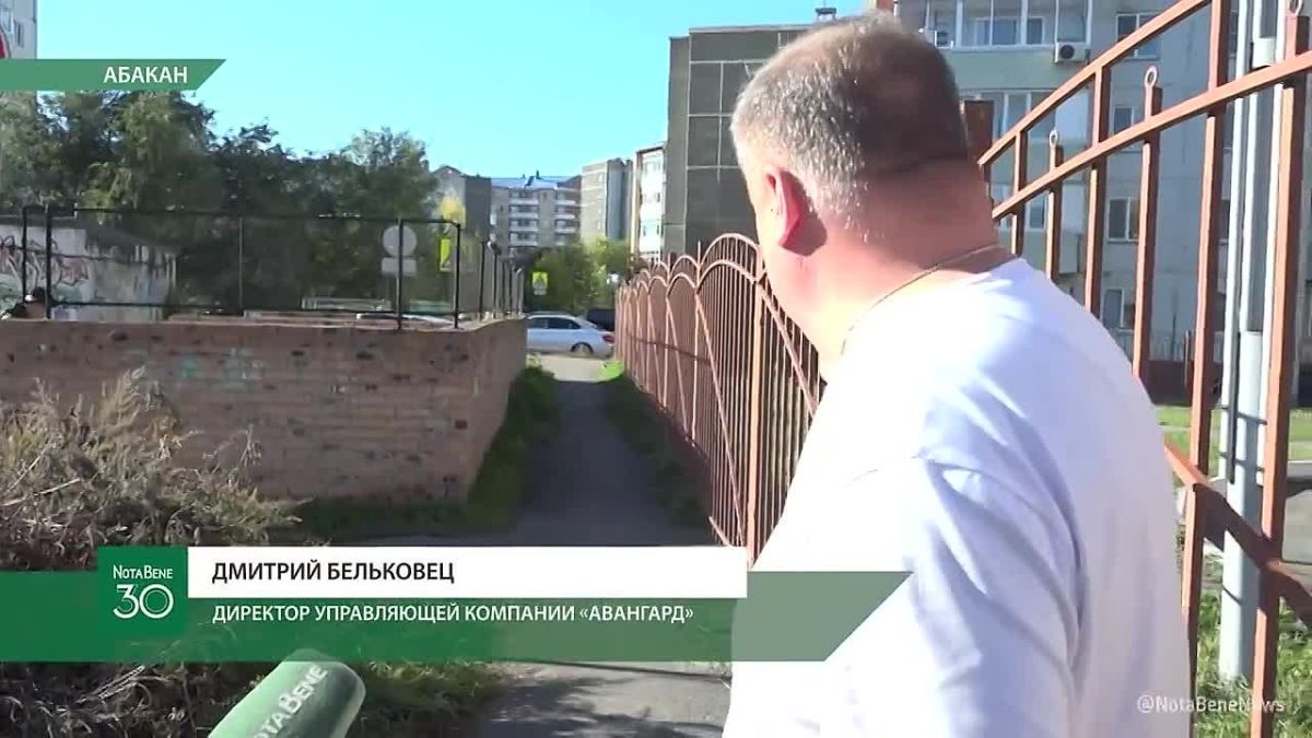 У Детской поликлиники по Кати Перекрещенко уже месяц лежат огромные кучи веток